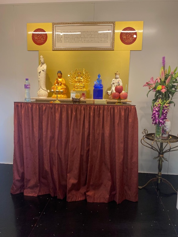 阿棍屋馬鞍崗中心的小型佛龕,供奉佛像及鮮花
