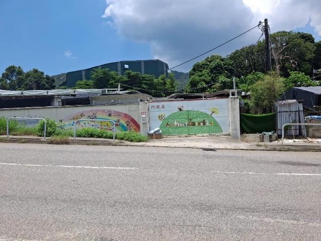 馬鞍崗中心門口大閘上畫著居住在中心的小動物